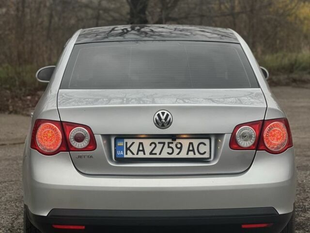 Серый Фольксваген Джетта, объемом двигателя 1.6 л и пробегом 240 тыс. км за 4400 $, фото 3 на Automoto.ua