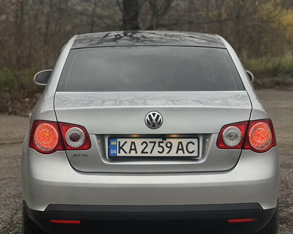 Сірий Фольксваген Джетта, об'ємом двигуна 1.6 л та пробігом 242 тис. км за 4400 $, фото 3 на Automoto.ua