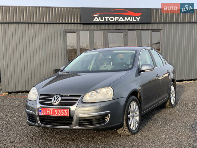 Серый Фольксваген Джетта, объемом двигателя 1.6 л и пробегом 239 тыс. км за 5250 $, фото 2 на Automoto.ua