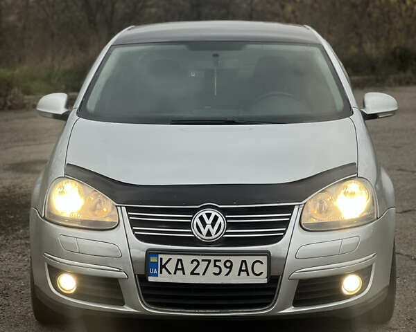 Сірий Фольксваген Джетта, об'ємом двигуна 1.6 л та пробігом 242 тис. км за 4400 $, фото 1 на Automoto.ua