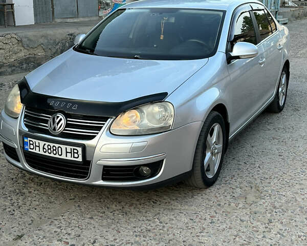 Серый Фольксваген Джетта, объемом двигателя 1.6 л и пробегом 320 тыс. км за 6000 $, фото 1 на Automoto.ua