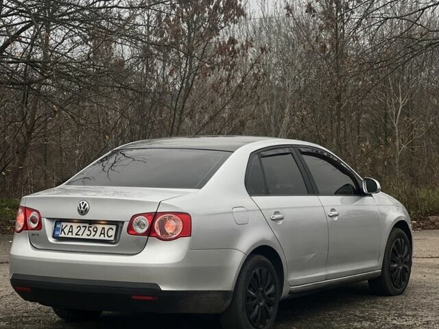 Серый Фольксваген Джетта, объемом двигателя 1.6 л и пробегом 240 тыс. км за 4400 $, фото 4 на Automoto.ua