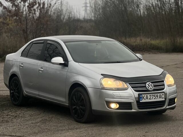 Серый Фольксваген Джетта, объемом двигателя 1.6 л и пробегом 240 тыс. км за 4400 $, фото 2 на Automoto.ua