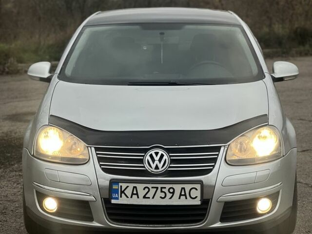 Серый Фольксваген Джетта, объемом двигателя 1.6 л и пробегом 240 тыс. км за 4400 $, фото 1 на Automoto.ua