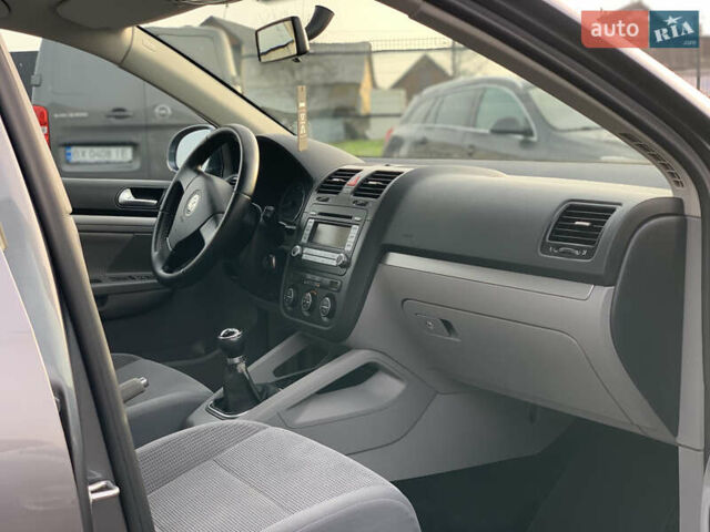 Серый Фольксваген Джетта, объемом двигателя 1.6 л и пробегом 239 тыс. км за 5250 $, фото 21 на Automoto.ua