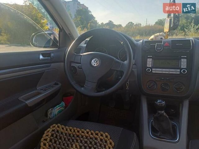Сірий Фольксваген Джетта, об'ємом двигуна 1.6 л та пробігом 232 тис. км за 5200 $, фото 2 на Automoto.ua