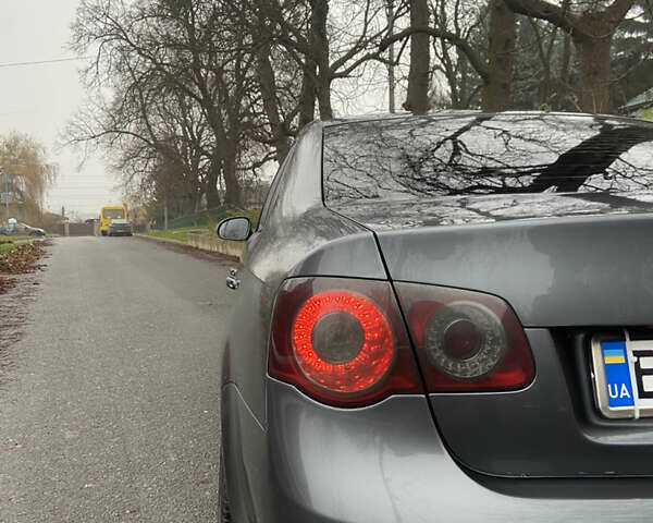 Серый Фольксваген Джетта, объемом двигателя 1.6 л и пробегом 245 тыс. км за 5500 $, фото 3 на Automoto.ua