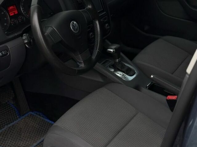 Серый Фольксваген Джетта, объемом двигателя 1.6 л и пробегом 240 тыс. км за 7300 $, фото 8 на Automoto.ua