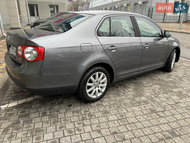 Серый Фольксваген Джетта, объемом двигателя 1.4 л и пробегом 192 тыс. км за 6000 $, фото 5 на Automoto.ua