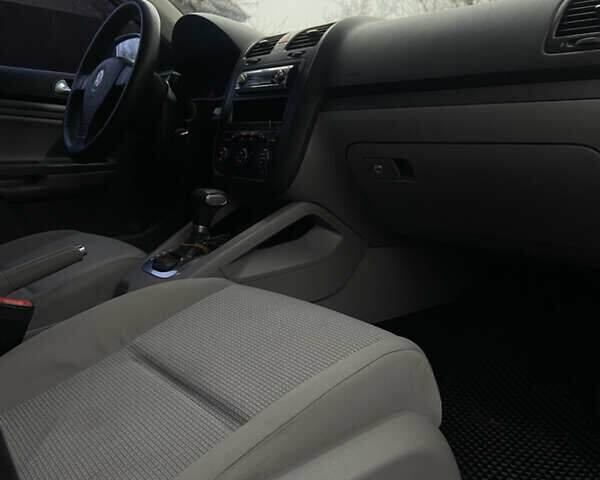 Серый Фольксваген Джетта, объемом двигателя 1.6 л и пробегом 245 тыс. км за 5500 $, фото 22 на Automoto.ua