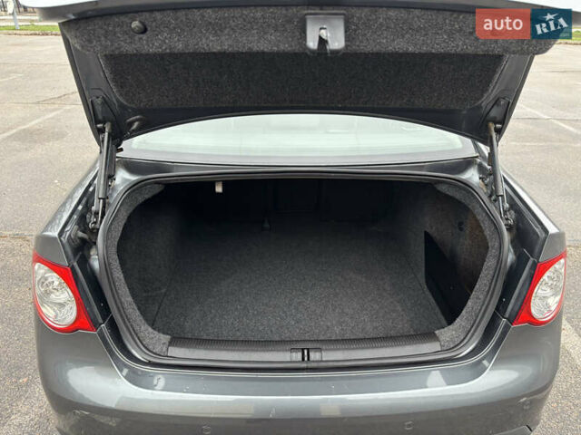 Серый Фольксваген Джетта, объемом двигателя 1.4 л и пробегом 192 тыс. км за 6000 $, фото 20 на Automoto.ua