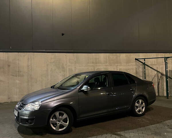 Серый Фольксваген Джетта, объемом двигателя 1.6 л и пробегом 231 тыс. км за 5400 $, фото 3 на Automoto.ua