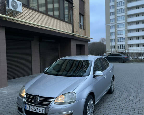 Серый Фольксваген Джетта, объемом двигателя 1.6 л и пробегом 305 тыс. км за 4800 $, фото 1 на Automoto.ua