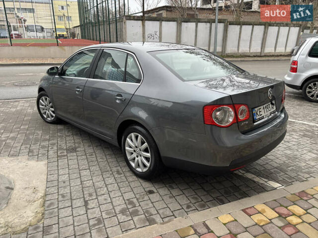 Серый Фольксваген Джетта, объемом двигателя 1.4 л и пробегом 192 тыс. км за 6000 $, фото 3 на Automoto.ua