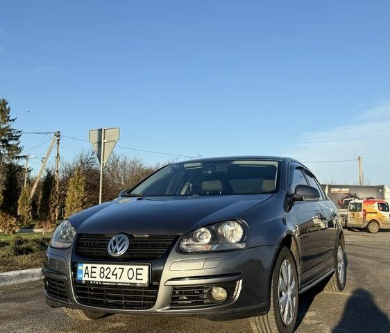 Сірий Фольксваген Джетта, об'ємом двигуна 1.6 л та пробігом 282 тис. км за 5900 $, фото 1 на Automoto.ua