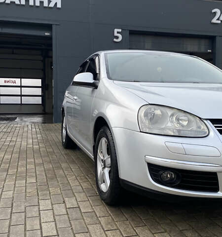 Серый Фольксваген Джетта, объемом двигателя 1.6 л и пробегом 290 тыс. км за 6100 $, фото 2 на Automoto.ua