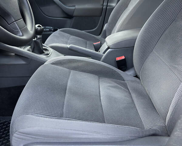 Серый Фольксваген Джетта, объемом двигателя 1.6 л и пробегом 168 тыс. км за 6999 $, фото 10 на Automoto.ua