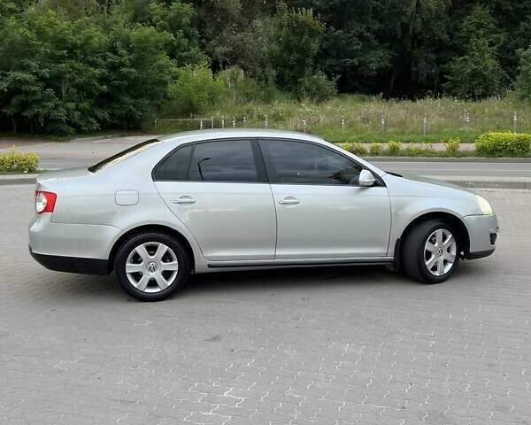 Сірий Фольксваген Джетта, об'ємом двигуна 1.6 л та пробігом 278 тис. км за 5000 $, фото 2 на Automoto.ua