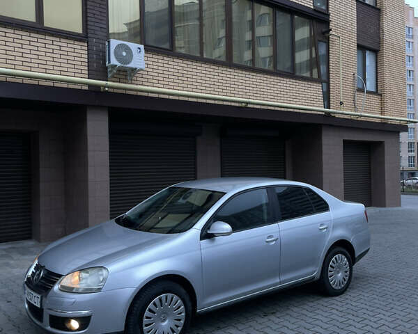 Серый Фольксваген Джетта, объемом двигателя 1.6 л и пробегом 305 тыс. км за 4800 $, фото 3 на Automoto.ua