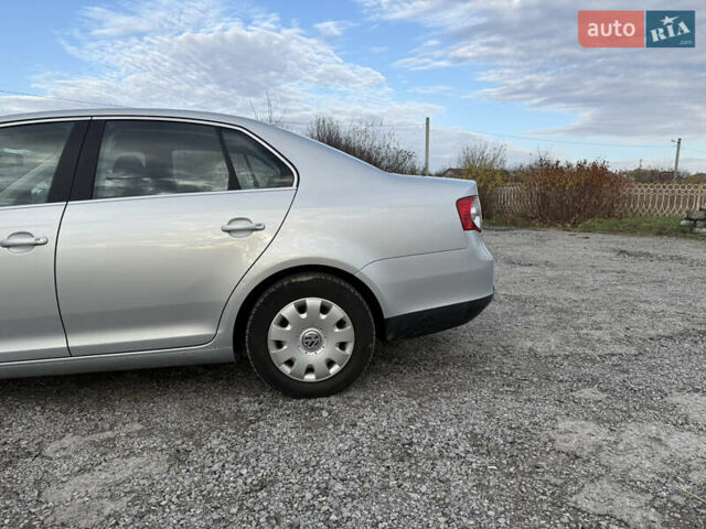 Сірий Фольксваген Джетта, об'ємом двигуна 1.6 л та пробігом 250 тис. км за 7300 $, фото 7 на Automoto.ua