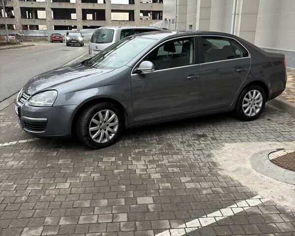 Серый Фольксваген Джетта, объемом двигателя 1.4 л и пробегом 192 тыс. км за 6000 $, фото 2 на Automoto.ua