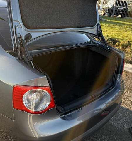 Сірий Фольксваген Джетта, об'ємом двигуна 1.6 л та пробігом 282 тис. км за 5900 $, фото 1 на Automoto.ua