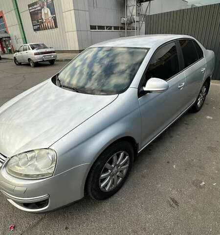 Серый Фольксваген Джетта, объемом двигателя 1.6 л и пробегом 170 тыс. км за 5800 $, фото 1 на Automoto.ua