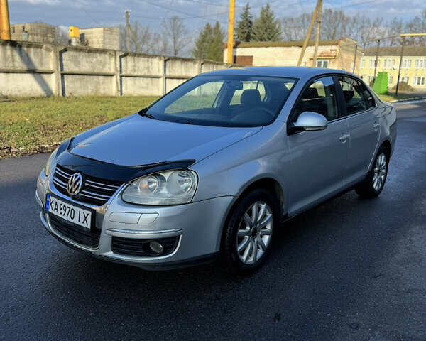 Серый Фольксваген Джетта, объемом двигателя 1.6 л и пробегом 309 тыс. км за 4999 $, фото 61 на Automoto.ua