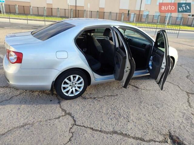 Серый Фольксваген Джетта, объемом двигателя 1.39 л и пробегом 137 тыс. км за 7300 $, фото 5 на Automoto.ua