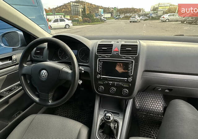 Серый Фольксваген Джетта, объемом двигателя 1.6 л и пробегом 170 тыс. км за 5800 $, фото 9 на Automoto.ua