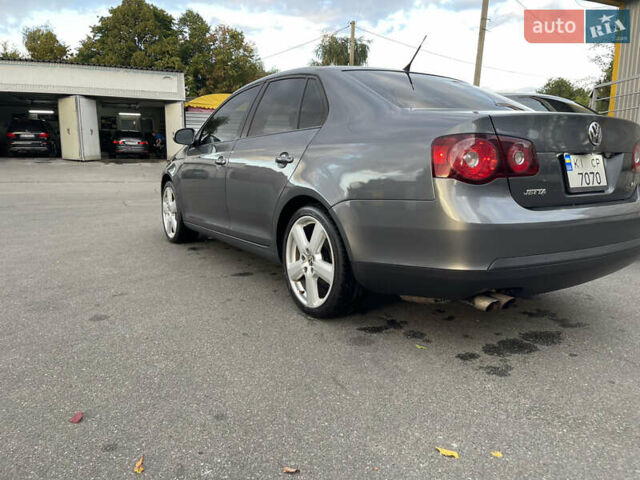 Серый Фольксваген Джетта, объемом двигателя 2.48 л и пробегом 227 тыс. км за 7500 $, фото 5 на Automoto.ua