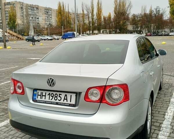 Серый Фольксваген Джетта, объемом двигателя 1.4 л и пробегом 141 тыс. км за 7000 $, фото 1 на Automoto.ua