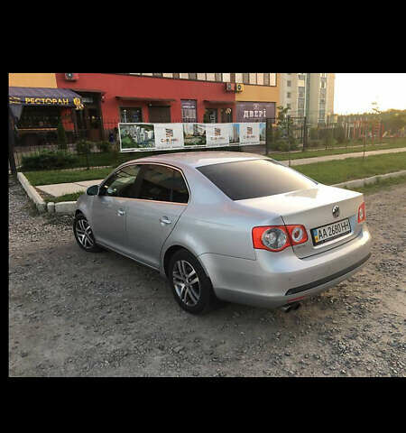 Сірий Фольксваген Джетта, об'ємом двигуна 2 л та пробігом 260 тис. км за 8100 $, фото 5 на Automoto.ua