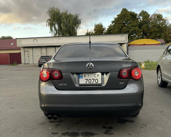 Серый Фольксваген Джетта, объемом двигателя 2.48 л и пробегом 227 тыс. км за 7500 $, фото 4 на Automoto.ua