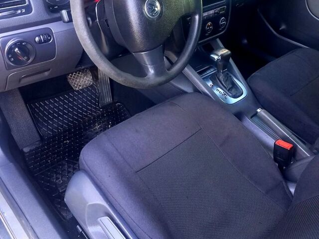 Сірий Фольксваген Джетта, об'ємом двигуна 1.6 л та пробігом 129 тис. км за 7500 $, фото 1 на Automoto.ua