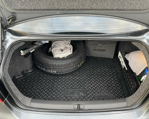 Серый Фольксваген Джетта, объемом двигателя 2.48 л и пробегом 227 тыс. км за 7500 $, фото 6 на Automoto.ua