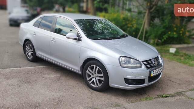 Сірий Фольксваген Джетта, об'ємом двигуна 2 л та пробігом 260 тис. км за 8100 $, фото 8 на Automoto.ua