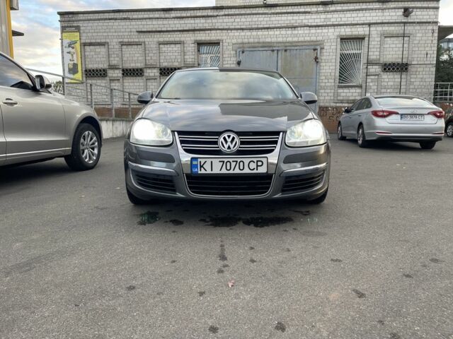 Серый Фольксваген Джетта, объемом двигателя 2.5 л и пробегом 227 тыс. км за 7400 $, фото 1 на Automoto.ua