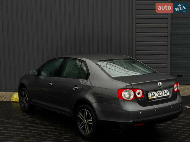 Сірий Фольксваген Джетта, об'ємом двигуна 1.6 л та пробігом 218 тис. км за 6700 $, фото 1 на Automoto.ua