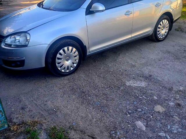 Сірий Фольксваген Джетта, об'ємом двигуна 1.6 л та пробігом 129 тис. км за 7500 $, фото 2 на Automoto.ua