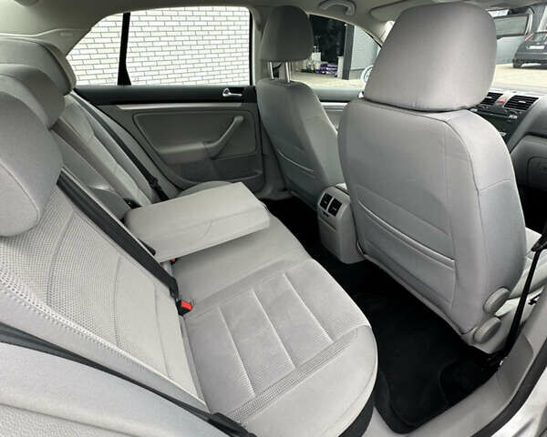 Серый Фольксваген Джетта, объемом двигателя 1.4 л и пробегом 209 тыс. км за 7999 $, фото 28 на Automoto.ua