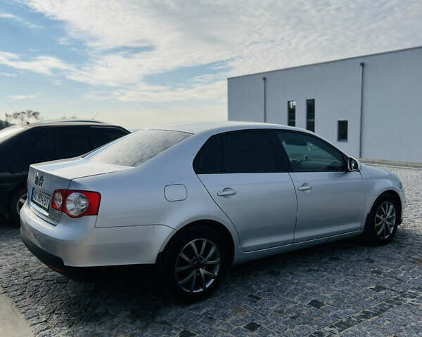 Фольксваген Джетта 2010 у Мукачеве на Automoto.ua Сірий Фольксваген Джетта, об'ємом двигуна 1.6 л та пробігом 236 тис. км за 7500 $, фото 4 на Automoto.ua