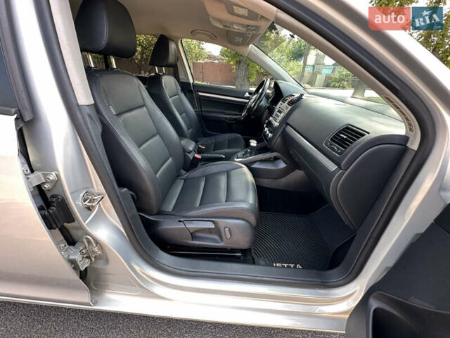 Серый Фольксваген Джетта, объемом двигателя 2.48 л и пробегом 232 тыс. км за 7199 $, фото 46 на Automoto.ua
