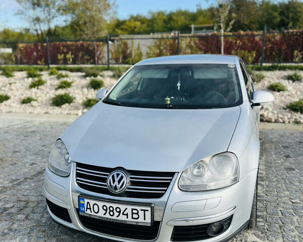 Фольксваген Джетта 2010 у Мукачеве на Automoto.ua Сірий Фольксваген Джетта, об'ємом двигуна 1.6 л та пробігом 236 тис. км за 7500 $, фото 1 на Automoto.ua