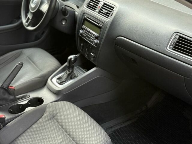 Фольксваген Джетта 2010 у Одесі на Automoto.ua Сірий Фольксваген Джетта, об'ємом двигуна 2 л та пробігом 296 тис. км за 6800 $, фото 11 на Automoto.ua