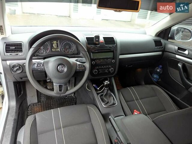 Сірий Фольксваген Джетта, об'ємом двигуна 1.6 л та пробігом 268 тис. км за 5700 $, фото 2 на Automoto.ua