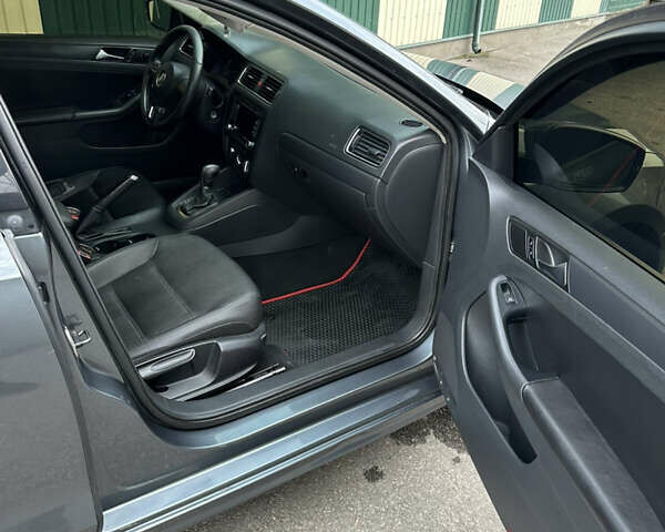 Серый Фольксваген Джетта, объемом двигателя 2.5 л и пробегом 270 тыс. км за 6600 $, фото 5 на Automoto.ua