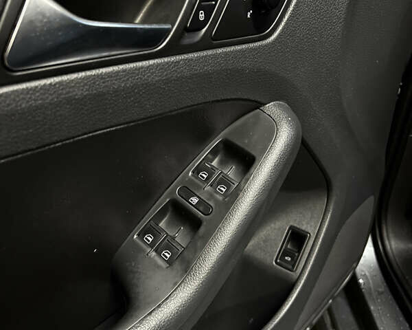 Серый Фольксваген Джетта, объемом двигателя 2.5 л и пробегом 285 тыс. км за 9500 $, фото 17 на Automoto.ua