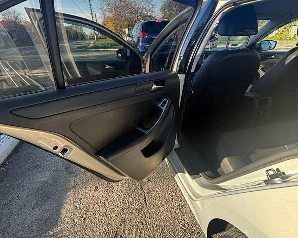 Фольксваген Джетта 2011 в Василькове на Automoto.ua Серый Фольксваген Джетта, объемом двигателя 2.5 л и пробегом 232 тыс. км за 8600 $, фото 6 на Automoto.ua