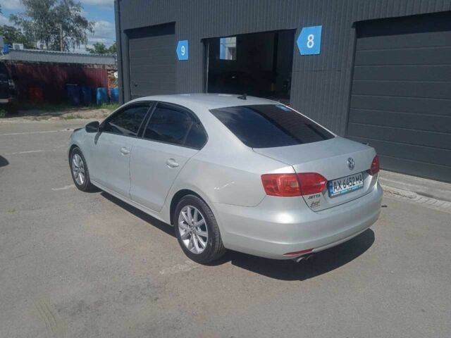 Серый Фольксваген Джетта, объемом двигателя 2.5 л и пробегом 300 тыс. км за 9000 $, фото 1 на Automoto.ua